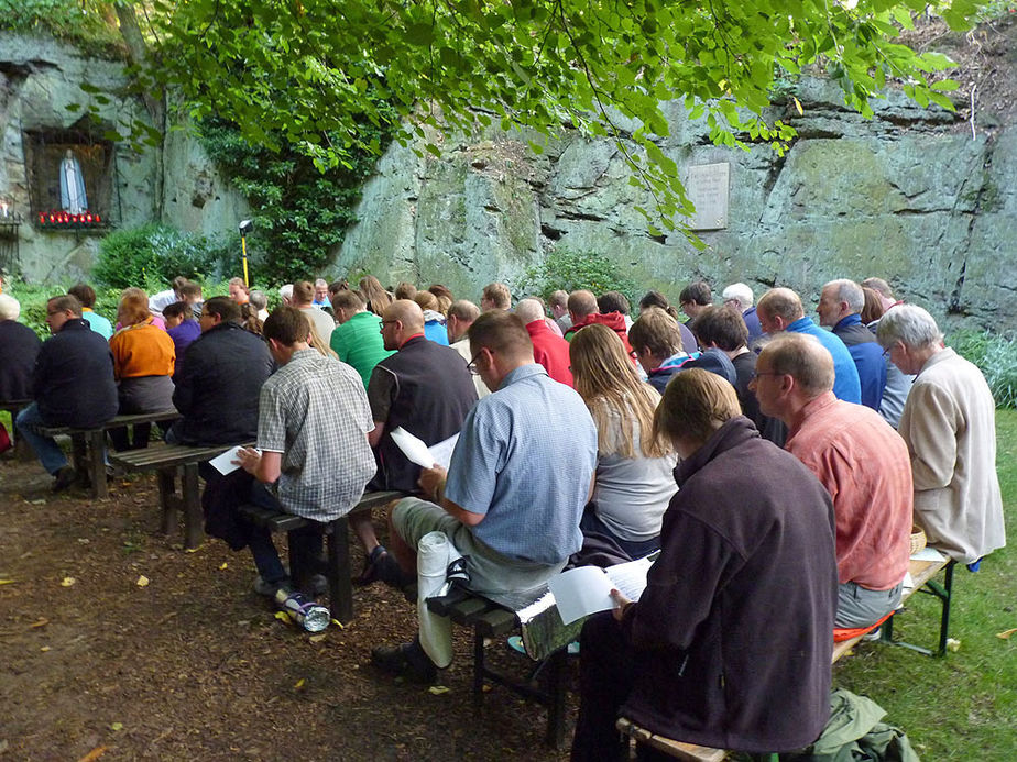 Wallfahrer aus Meschede besuchten die Fatima Grotte (Foto: Karl-Franz Thiede)